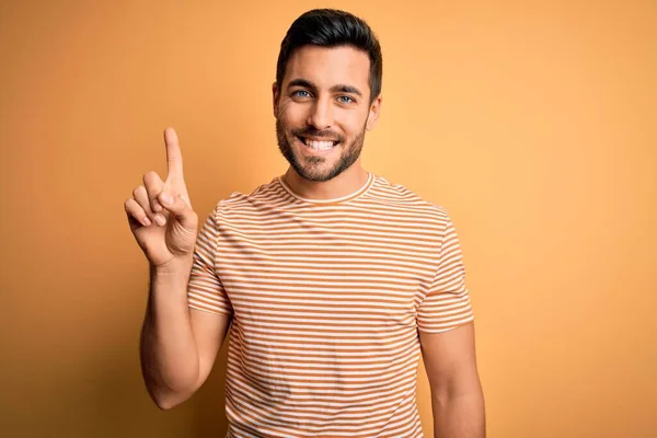 Joven Hombre Guapo Con Barba Usando Casual Rayas Camiseta Sobre — Foto de Stock