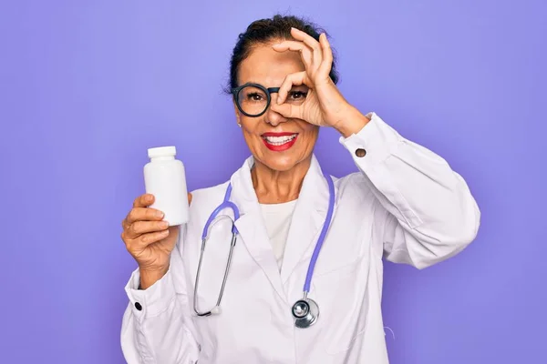 Médico Profesional Senior Mediana Edad Mujer Sosteniendo Píldoras Farmacéuticas Con —  Fotos de Stock