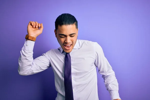 Jovem Empresário Brasileiro Vestindo Gravata Elegante Sobre Fundo Roxo Isolado — Fotografia de Stock