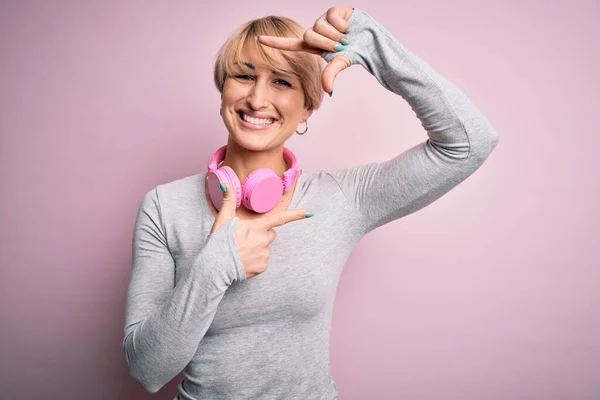 Jonge Blonde Vrouw Met Kort Haar Dragen Van Een Koptelefoon — Stockfoto