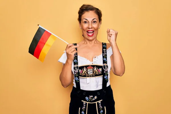 Brunetka Średnim Wieku Patriotka Tradycyjnej Sukni Ośmiornicowej Niemiecką Flagą Krzyczącą — Zdjęcie stockowe