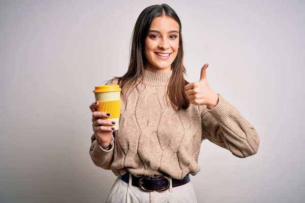 Jovem Bela Morena Mulher Bebendo Copo Café Sobre Fundo Branco — Fotografia de Stock