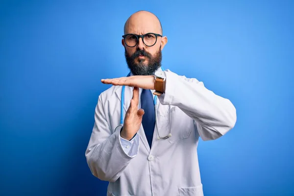 Bonito Careca Médico Homem Com Barba Vestindo Óculos Estetoscópio Sobre — Fotografia de Stock