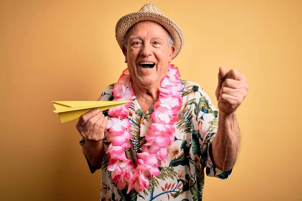 Grey Haired Senior Man Wearing Summer Hat Hawaiian Lei Holding — Stock Photo, Image