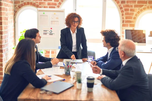 Gruppe Von Geschäftsleuten Die Einem Meeting Zusammenarbeiten Hört Einer Von — Stockfoto