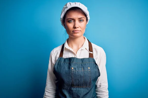 Junge Schöne Bäckerin Mit Blauen Augen Schürze Und Mütze Über — Stockfoto