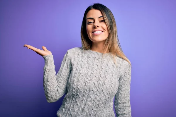 Jovem Mulher Bonita Vestindo Camisola Casual Sobre Fundo Roxo Isolado — Fotografia de Stock