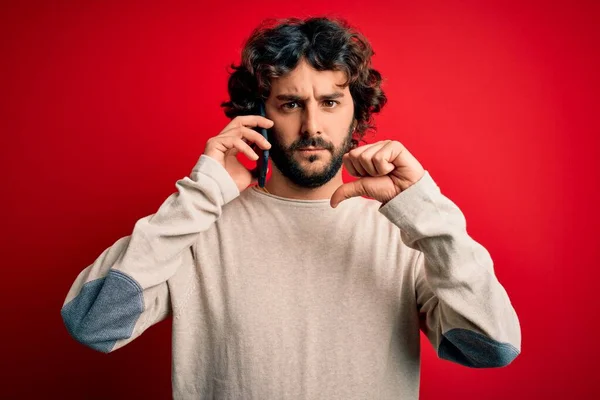 Homem Bonito Com Barba Conversando Smartphone Sobre Fundo Vermelho Com — Fotografia de Stock