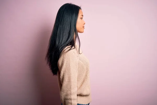 Young Beautiful Chinese Woman Wearing Casual Sweater Isolated Pink Background — 스톡 사진