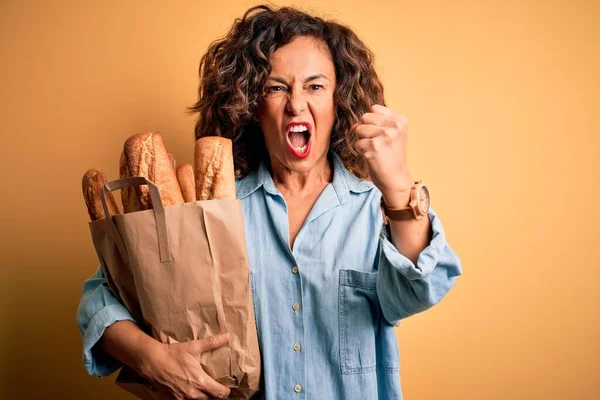 Mujer Hermosa Mediana Edad Sosteniendo Bolsa Papel Con Pan Sobre — Foto de Stock