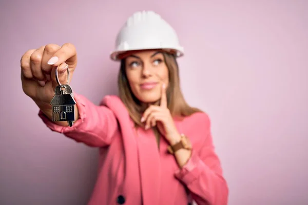 Ung Vacker Brunett Arkitekt Kvinna Bär Säkerhetshjälm Hoding Nyckel Hus — Stockfoto