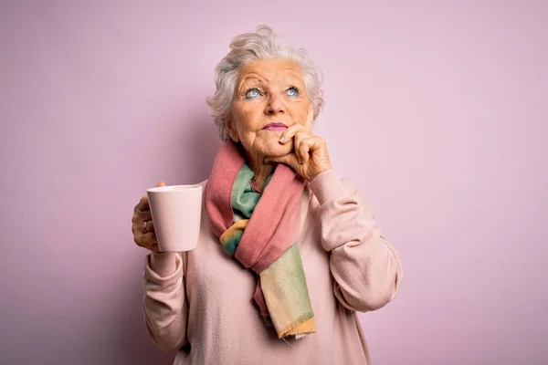 Senior Bella Donna Dai Capelli Grigi Bere Tazza Caffè Sfondo — Foto Stock