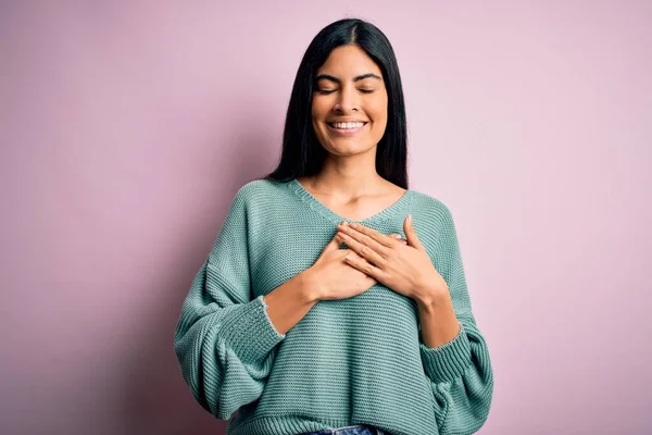 Junge Schöne Hispanische Modefrau Grünem Pullover Vor Rosa Hintergrund Lächelnd — Stockfoto