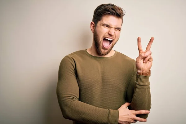 Jonge Blonde Man Met Baard Blauwe Ogen Met Groene Trui — Stockfoto