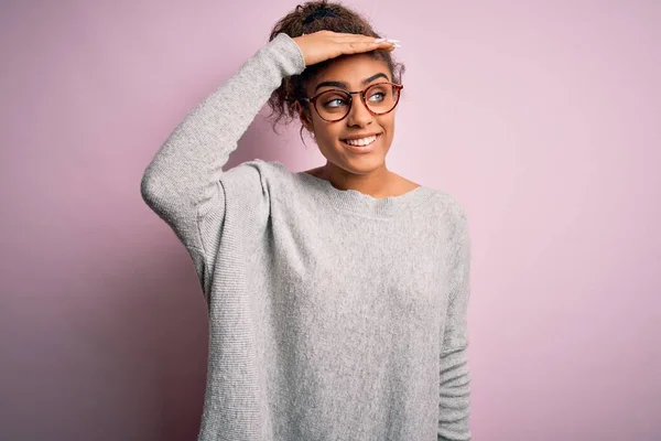 Junge Schöne Afrikanisch Amerikanische Mädchen Trägt Pullover Und Brille Über — Stockfoto