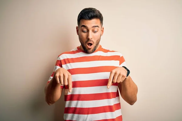 Jovem Bonito Homem Vestindo Casual Listrado Shirt Sobre Isolado Fundo — Fotografia de Stock