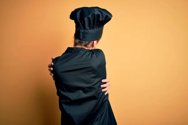 Genç Güzel Aşçı Üniforması Sarı Arka Planda Duran Şapkalı Bir — Stok fotoğraf