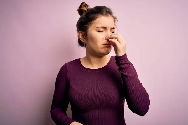 Hermosa Joven Con Peinado Casual Moño Sobre Fondo Rosa Aislado — Foto de Stock