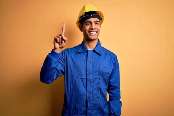 Jonge Knappe Afro Amerikaanse Arbeider Blauw Uniform Veiligheidshelm Wijzend Met — Stockfoto
