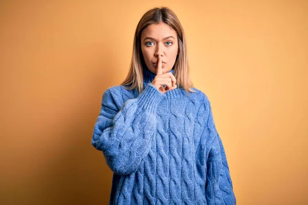 Giovane Bella Donna Bionda Indossa Maglione Dolcevita Sfondo Giallo Isolato — Foto Stock