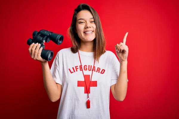 Junge Schöne Bademeister Mädchen Mit Trillerpfeife Mit Fernglas Über Isolierten — Stockfoto