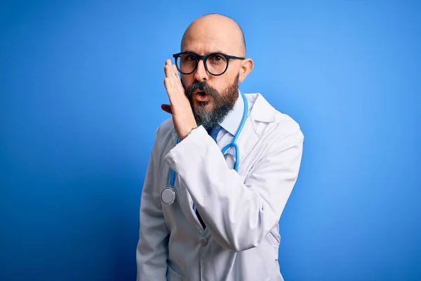 Pohledný Plešatý Lékař Muž Vousy Nosí Brýle Stetoskop Přes Modré — Stock fotografie