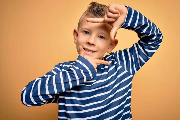 Jonge Kleine Blanke Jongen Met Blauwe Ogen Draagt Nautisch Gestreept — Stockfoto