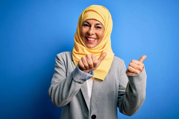 Mujer Negocios Morena Mediana Edad Vistiendo Hijab Tradicional Musulmán Sobre — Foto de Stock