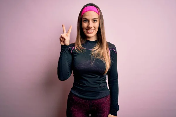 Ung Blond Fitness Kvinna Bär Sport Träningskläder Över Isolerade Bakgrund — Stockfoto