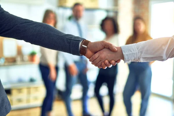 Grupo Empresários Juntos Apertando Mãos Escritório — Fotografia de Stock