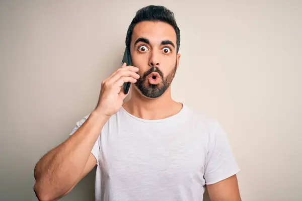 Jovem Homem Bonito Com Barba Conversando Smartphone Assustado Choque Com — Fotografia de Stock