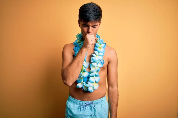 Junge Gut Aussehende Touristenmänner Badebekleidung Und Hawaiianischen Lei Blumen Fühlen — Stockfoto