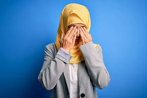 Brunetka Średnim Wieku Kobieta Biznesu Nosząca Muzułmański Tradycyjny Hidżab Niebieskim — Zdjęcie stockowe