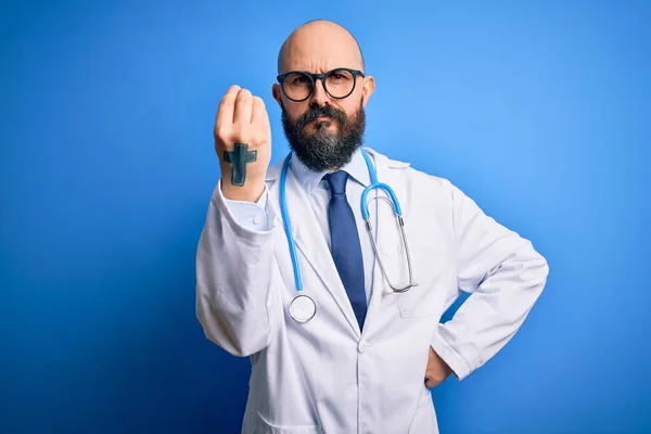 英俊的秃头医生 留着胡子 戴着眼镜 带着听诊器 背景是蓝色的 — 图库照片