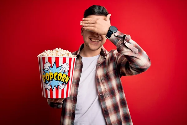 Junger Gutaussehender Kaukasischer Mann Mit Filmbrille Und Popcorn Lachend Und — Stockfoto