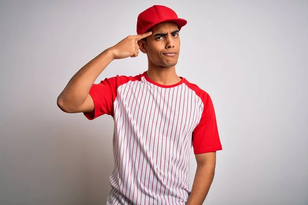縞模様の野球Tシャツとキャップを着ている若いハンサムなアフリカ系アメリカ人のスポーツマンは 額ににきび 黒い頭の醜い感染を指摘する にきびと皮膚の問題 — ストック写真