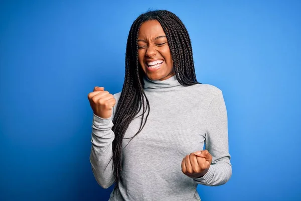 Ung Afrikansk Amerikansk Kvinna Står Bär Casual Polotröja Över Blå — Stockfoto