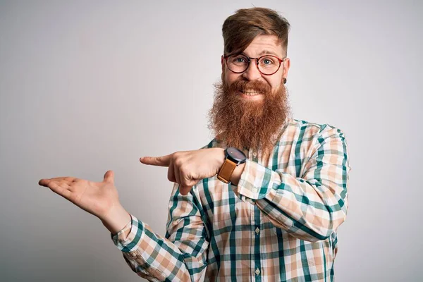Sakallı Gözlüklü Hippi Tişörtlü Yakışıklı Rlandalı Adam Kameraya Hayret Ediyor — Stok fotoğraf