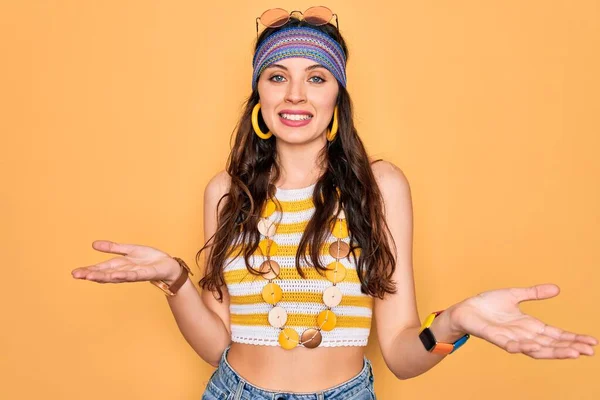 Jonge Mooie Hippie Vrouw Met Blauwe Ogen Dragen Accessoires Zonnebril — Stockfoto