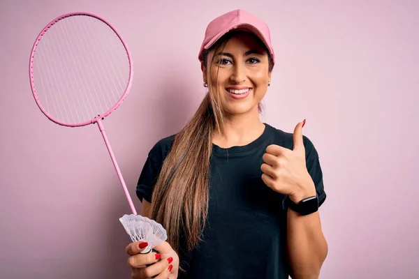 Jong Mooi Brunette Sportvrouw Dragen Pet Spelen Badminton Holding Racket — Stockfoto