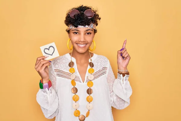 Vacker Afrikansk Amerikansk Afro Hippie Kvinna Bär Solglasögon Hålla Påminnelse — Stockfoto