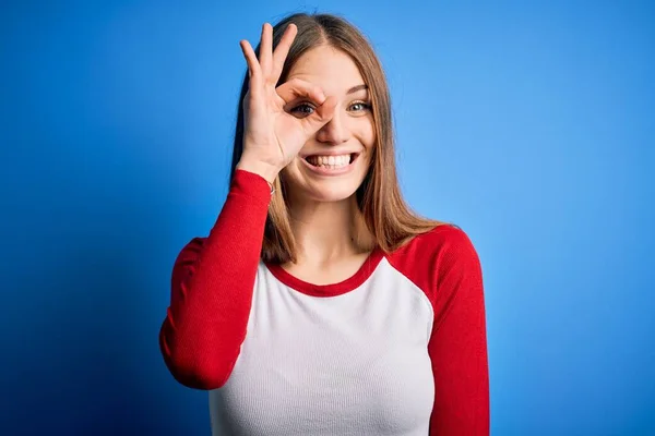 Młoda Piękna Ruda Kobieta Ubrana Luźny Shirt Odizolowanym Niebieskim Tle — Zdjęcie stockowe