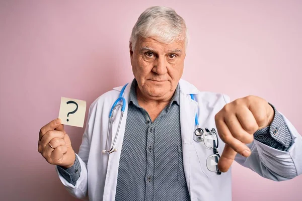 Starszy Przystojny Lekarz Hoary Nosi Stetoskop Trzymając Przypomnienie Znakiem Zapytania — Zdjęcie stockowe
