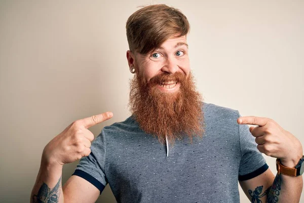 Manejante Irlandés Redhead Man Con Barba Tatuaje Brazo Sobre Fondo —  Fotos de Stock