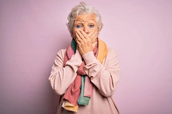 Seniorin Schöne Grauhaarige Frau Lässigem Pullover Und Schal Über Rosa — Stockfoto