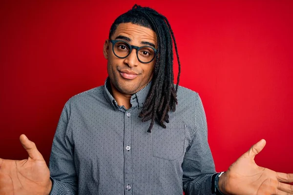 Jovem Afro Americano Bonito Com Dreadlocks Vestindo Camisa Casual Óculos — Fotografia de Stock