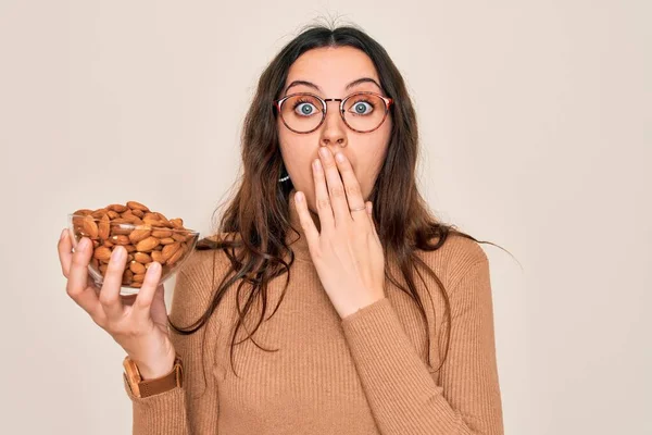 Vacker Kvinna Med Blå Ögon Håller Skål Med Friska Mandlar — Stockfoto