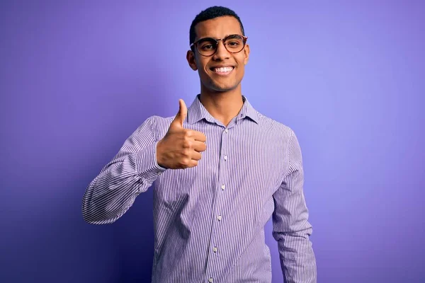 Schöner Afrikanisch Amerikanischer Mann Mit Gestreiftem Hemd Und Brille Vor — Stockfoto