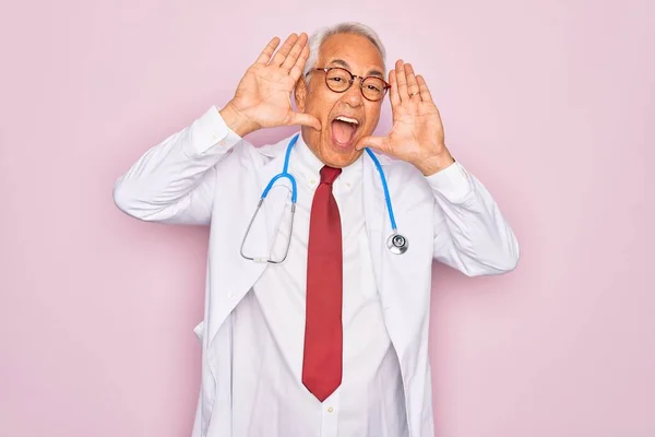Orta Yaşlı Kır Saçlı Steteskop Profesyonel Sağlık Ceketi Giyen Gülümseyen — Stok fotoğraf