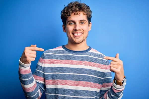 Pemuda Pirang Tampan Dengan Rambut Keriting Mengenakan Bergaris Sweater Atas — Stok Foto